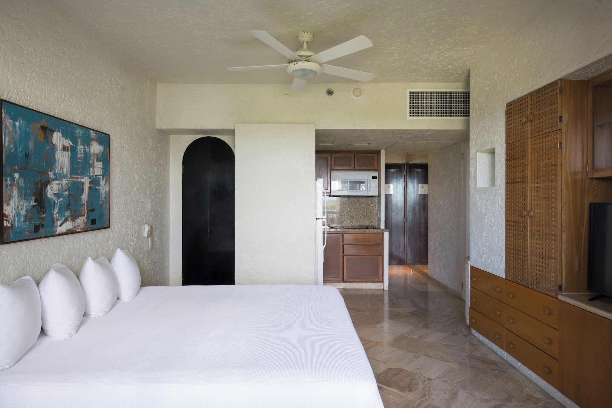 Studio, coin cuisine | Coffres-forts dans les chambres, fer et planche à repasser