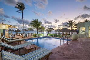 2 albercas al aire libre y camastros