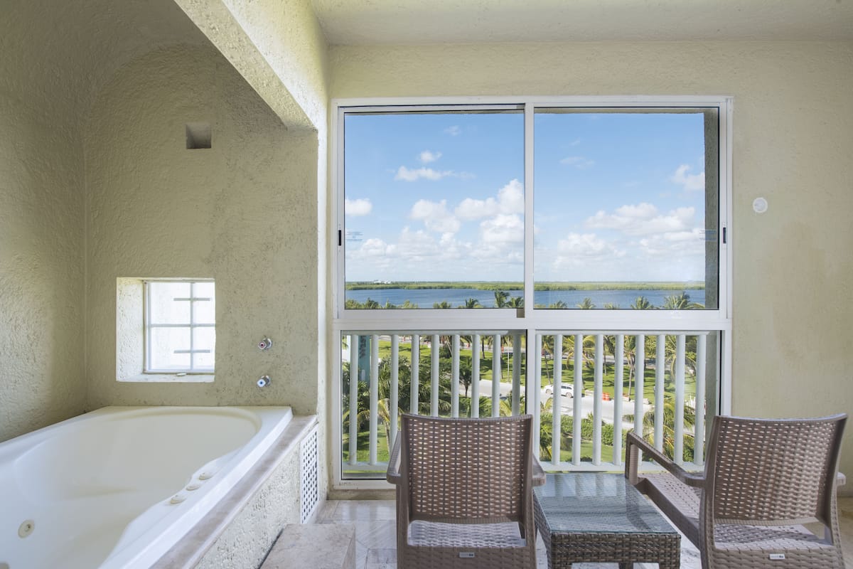 Studio, 1 Tempat Tidur King, jet tub | Balkon