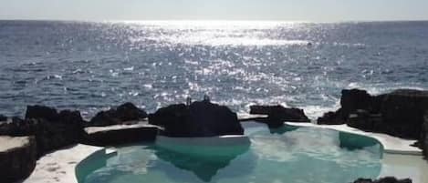 Piscine extérieure, chaises longues