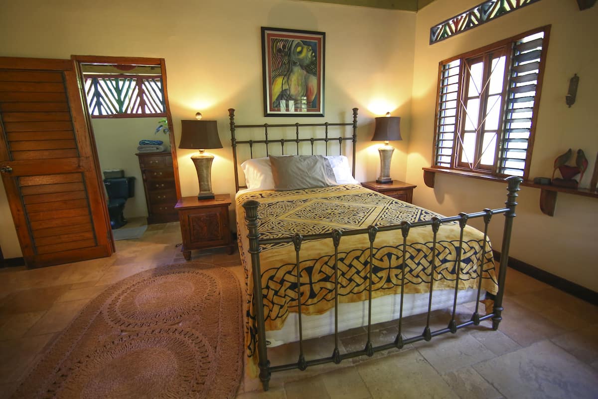 Bungalow Hummingbird D | 1 bedroom, premium bedding, pillowtop beds, individually decorated