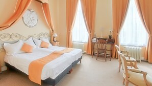 Une chambre bien rangée, avec un lit, un bureau et des chaises.