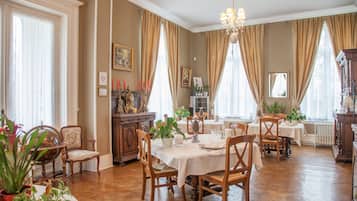 Se sirven cenas y cocina regional