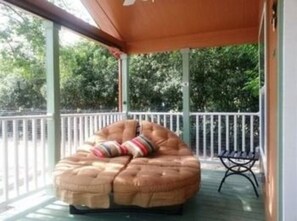 غرفة (Valentino) | أغطية فراش متميزة وأسرّة بطبقة علوية مريحة وطراز فريد لكل وحدة ومكتب