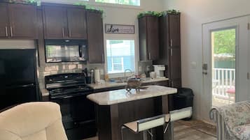 Classic Cabin, 1 Bedroom, Kitchen, Garden Area | Living area | 30-inch TV with satellite channels