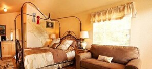 أغطية فراش متميزة وأسرّة بطبقة علوية مريحة وطراز فريد لكل وحدة ومكتب