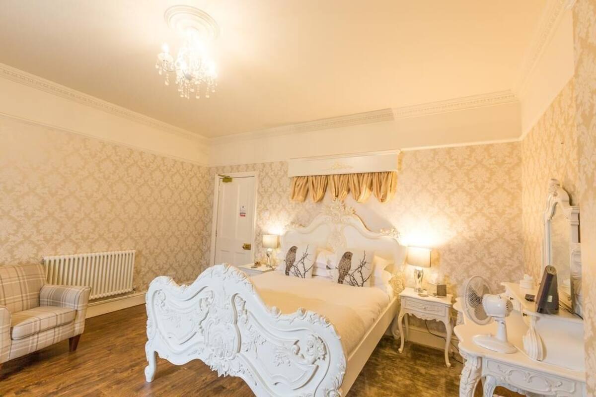 King Room | Premium bedding, iron/ironing board (on request), WiFi (free)