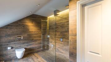 Stable Master | Bathroom | Free toiletries, hair dryer, bathrobes, slippers