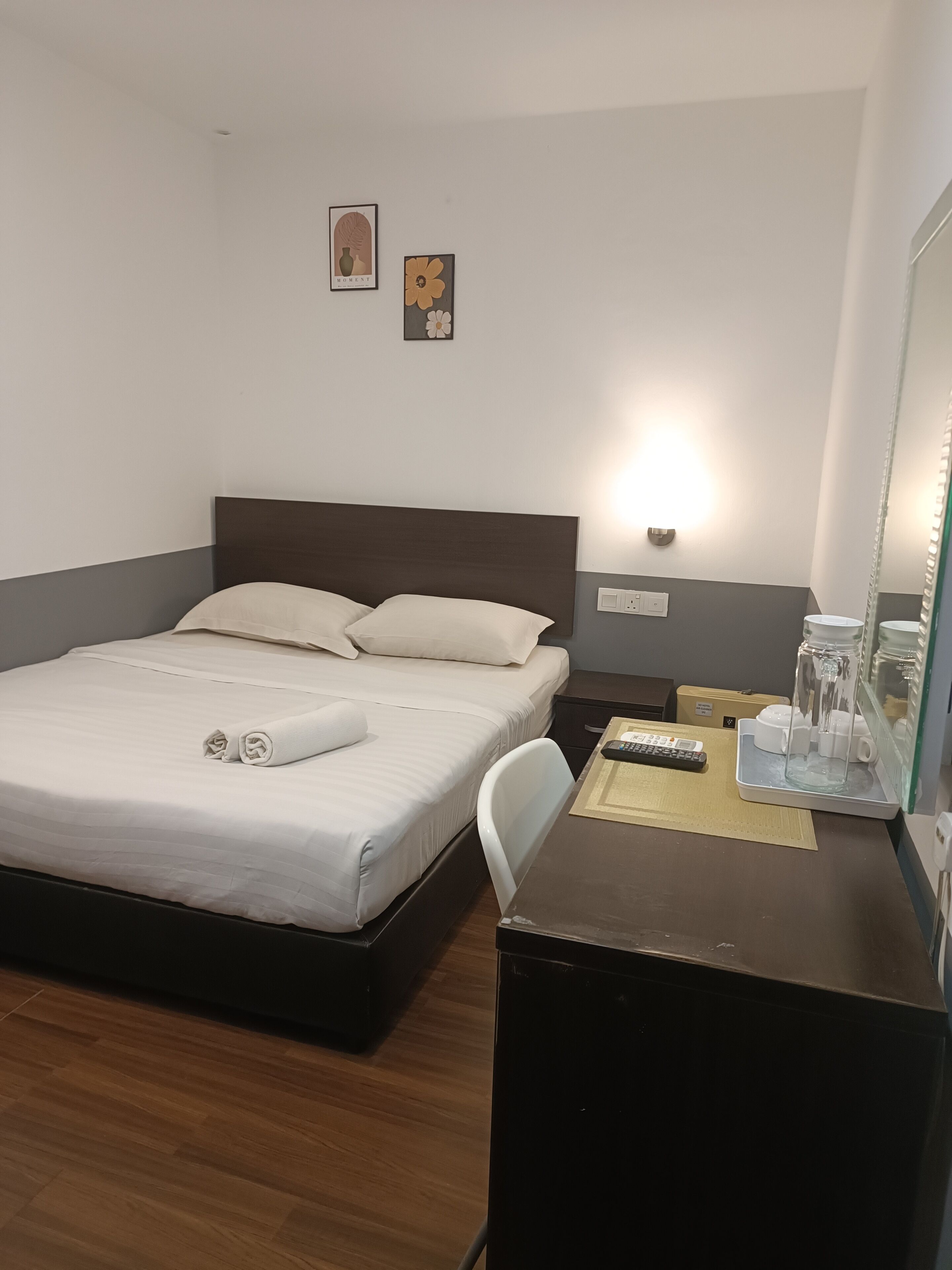 Chambre Double Standard, 1 grand lit | Coffres-forts dans les chambres, bureau, fer et planche à repasser