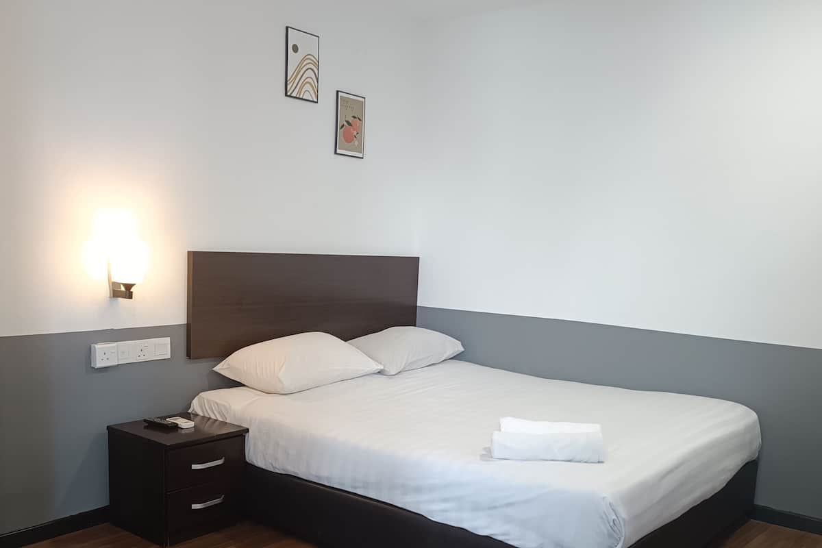 Habitación individual estándar | Caja fuerte, escritorio, tabla de planchar con plancha