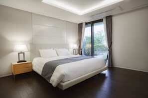 Sengetøy av topp kvalitet, dundyner og safe på rommet