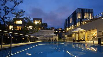 Seasonal outdoor pool, pool umbrellas