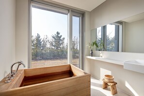 Combined shower/bathtub, jetted bath, free toiletries, hair dryer - Lotte Resort Jeju Artvillas (Seogwipo)