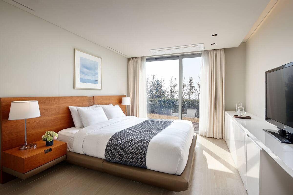 Premium bedding, down duvets, in-room safe, blackout curtains
