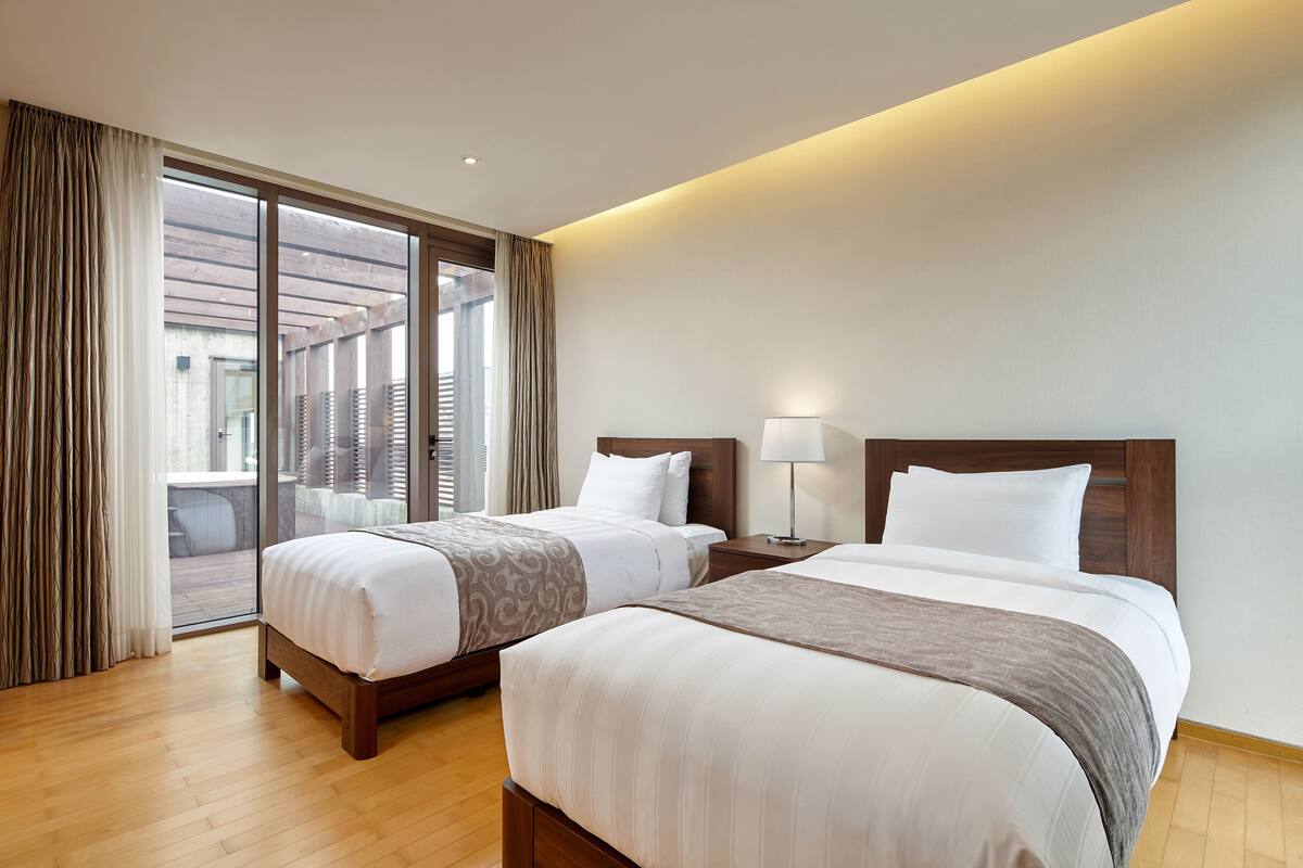 Premium bedding, down duvets, in-room safe, blackout curtains