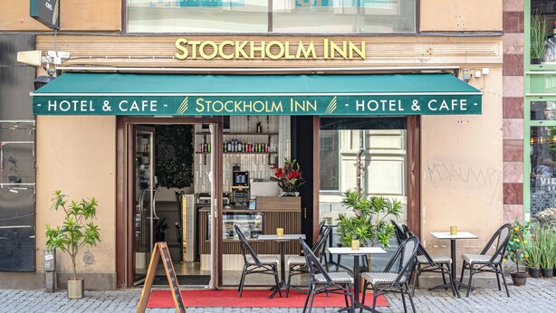 Hotel e café Stockholm Inn com área externa e plantas em vasos.