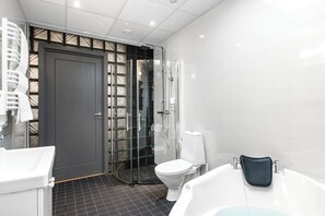 Executive Suite, No Windows | Bathroom | Towels - Stockholm Inn Hotel (Stockholm)