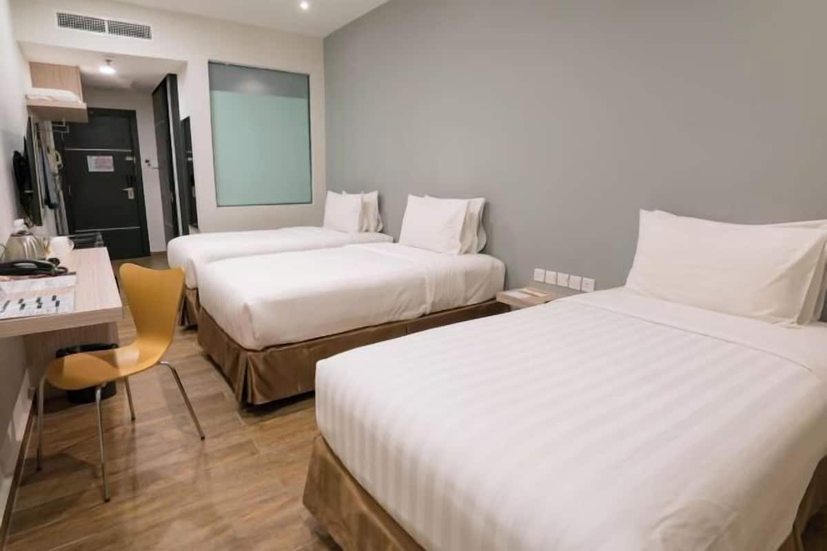 Zimmersafe, Schreibtisch, schallisolierte Zimmer, Bügeleisen/Bügelbrett