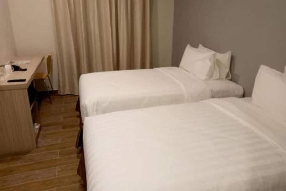 Zimmersafe, Schreibtisch, schallisolierte Zimmer, Bügeleisen/Bügelbrett