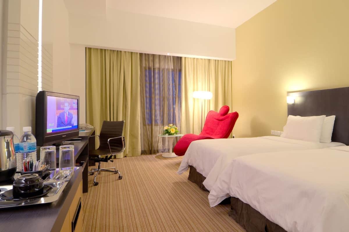 Atrium | In-room safe, desk, soundproofing, iron/ironing board