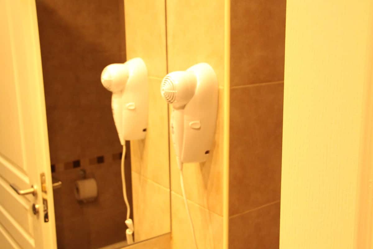 Bathroom | Shower, free toiletries, bidet