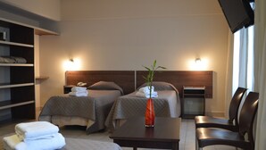 Juniorsvit | Minibar, skrivbord, gratis barnsängar och extrasängar
