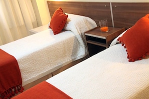 Minibar, desk, free cots/infant beds, rollaway beds - Destino Real Hotel (Buenos Aires)