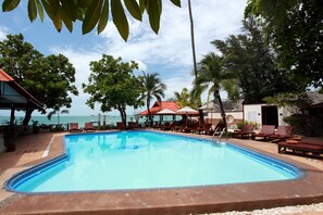 Outdoor pool, pool umbrellas, pool loungers - PGS Hotel Sandy Resort (Koh Samui)