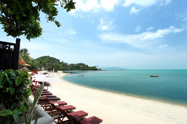 Am Strand, Liegestühle, Sonnenschirme, Strandtücher