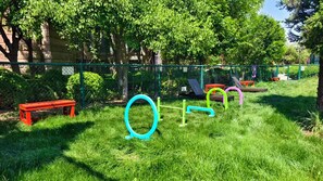 A park with a grassy area, a red bench, and exercise equipment. - Crowne Plaza Tianjin Jinnan by IHG (Tianjin)