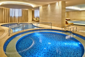 Inomhuspool och solstolar