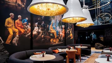 2 restauranter, lunsj, middag og brunsj serveres, internasjonale retter