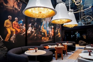 2 restaurantes; se sirve almuerzo, cena y brunch; cocina internacional