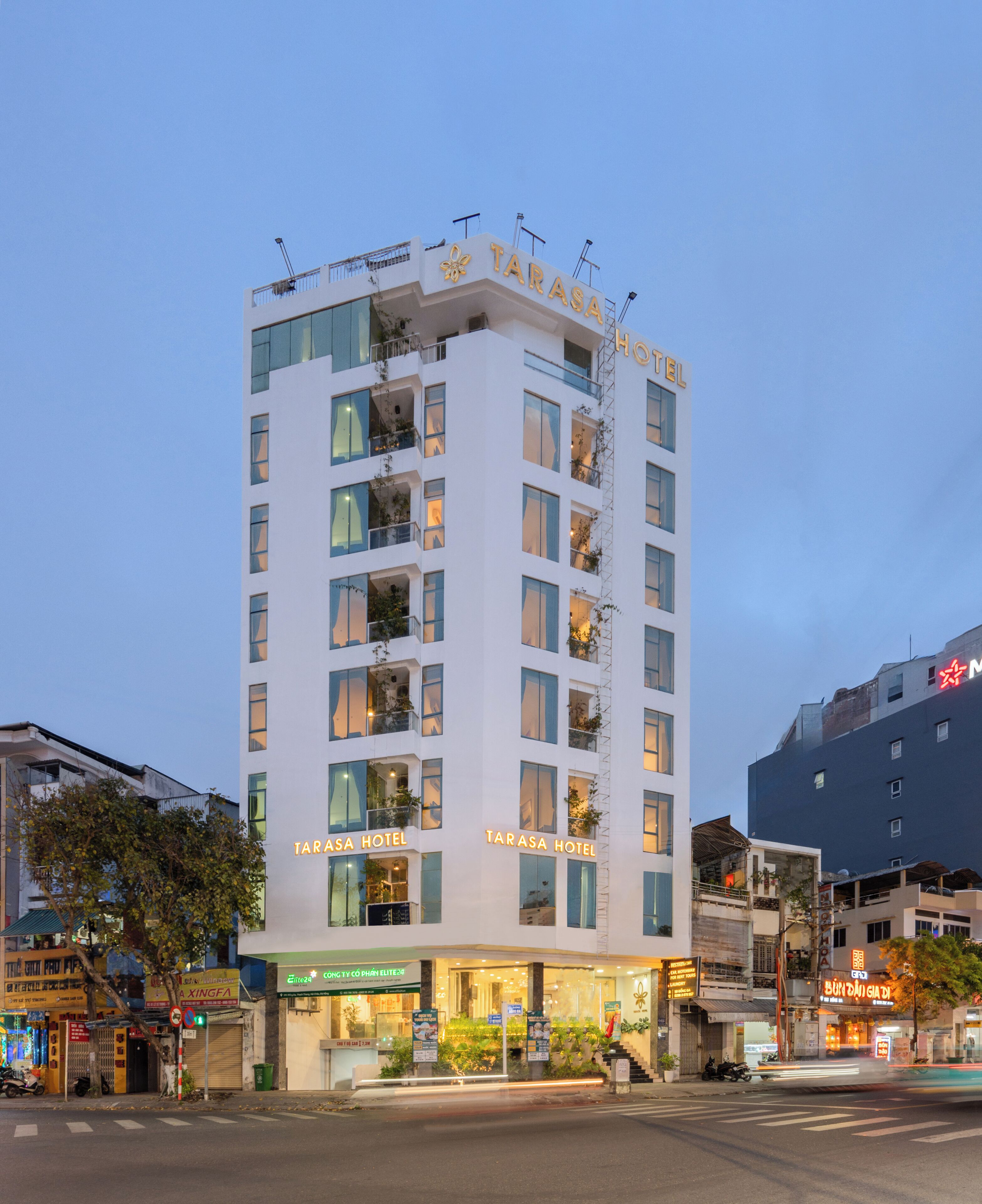 Un hotel de varios pisos con balcones y un cartel que dice "Tarasa Hotel".