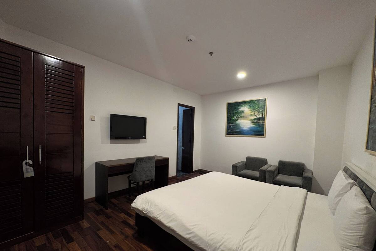 Habitación básica doble, sin ventanas | Edredones de plumas, colchones viscoelásticos, minibar y caja fuerte