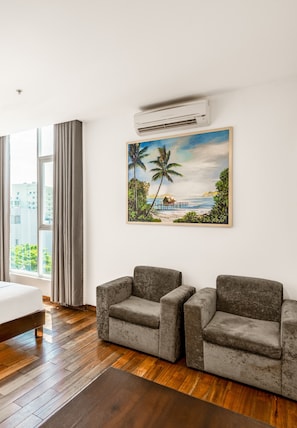 Deluxe Double Room, Bathtub, City View | 1 bedroom, down duvets, memory-foam beds, minibar