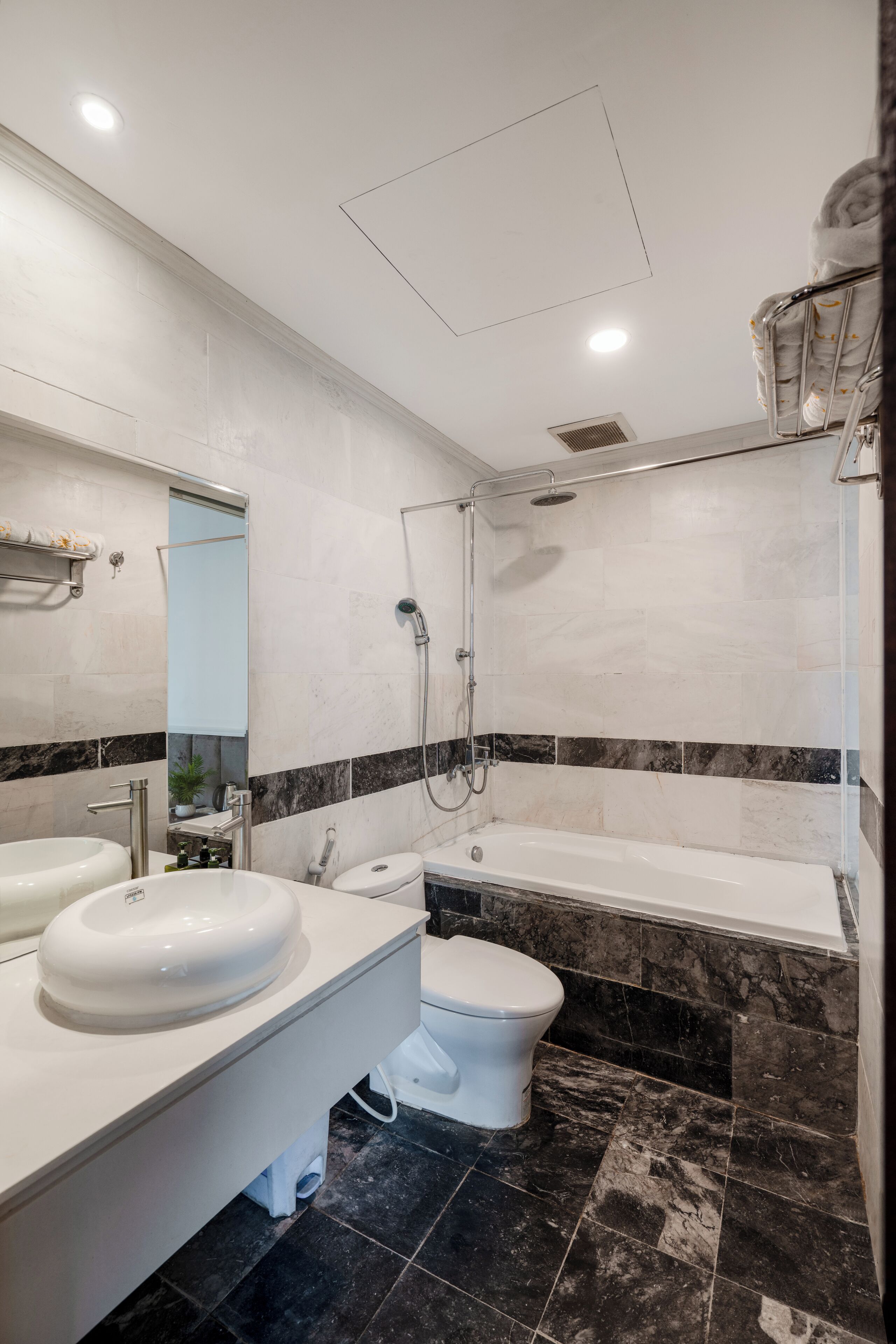 Studio Suite, pemandangan kota | Kamar mandi | Kombinasi shower/bathtub, bathtub besar,  dan shower pijat air