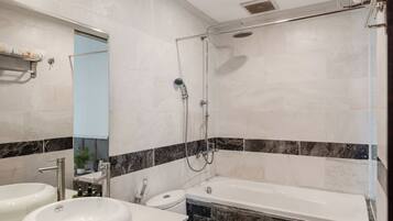 Studio Suite, pemandangan kota | Kamar mandi | Kombinasi shower/bathtub, bathtub besar, dan shower pijat air