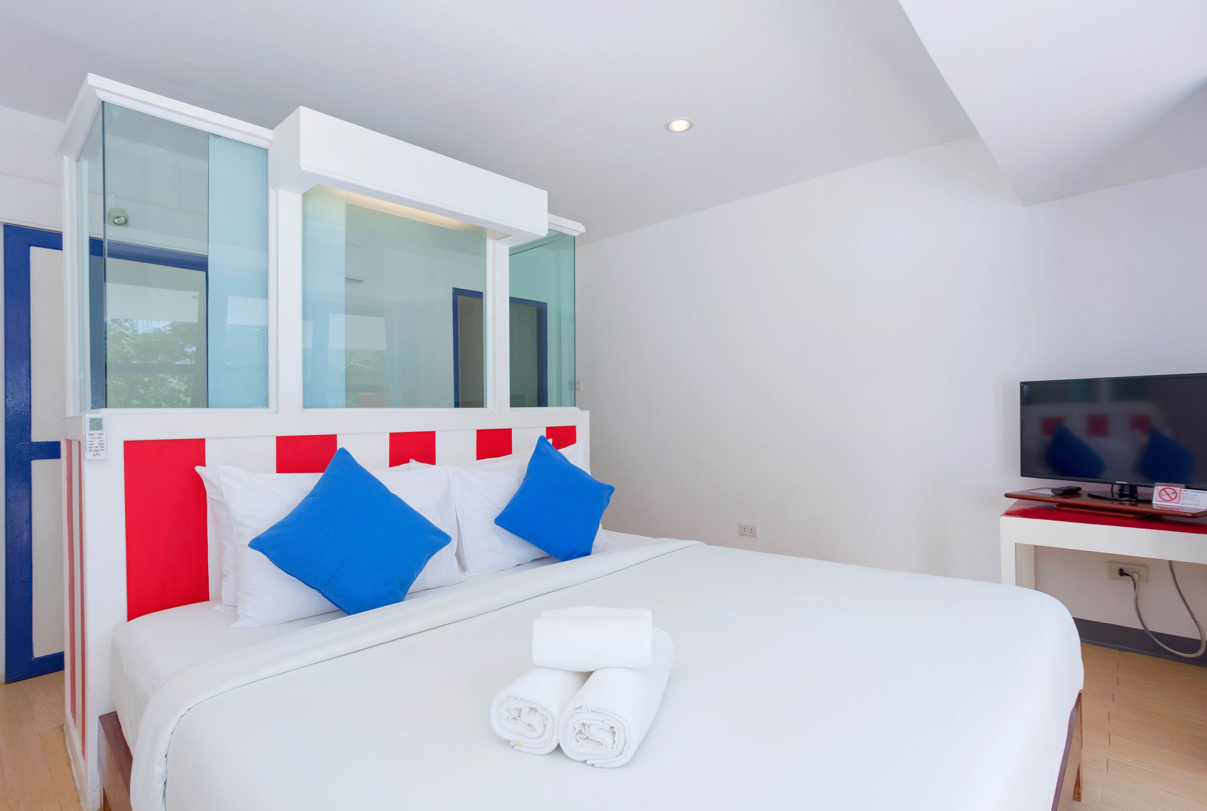 nautical deluxe | rollaway beds