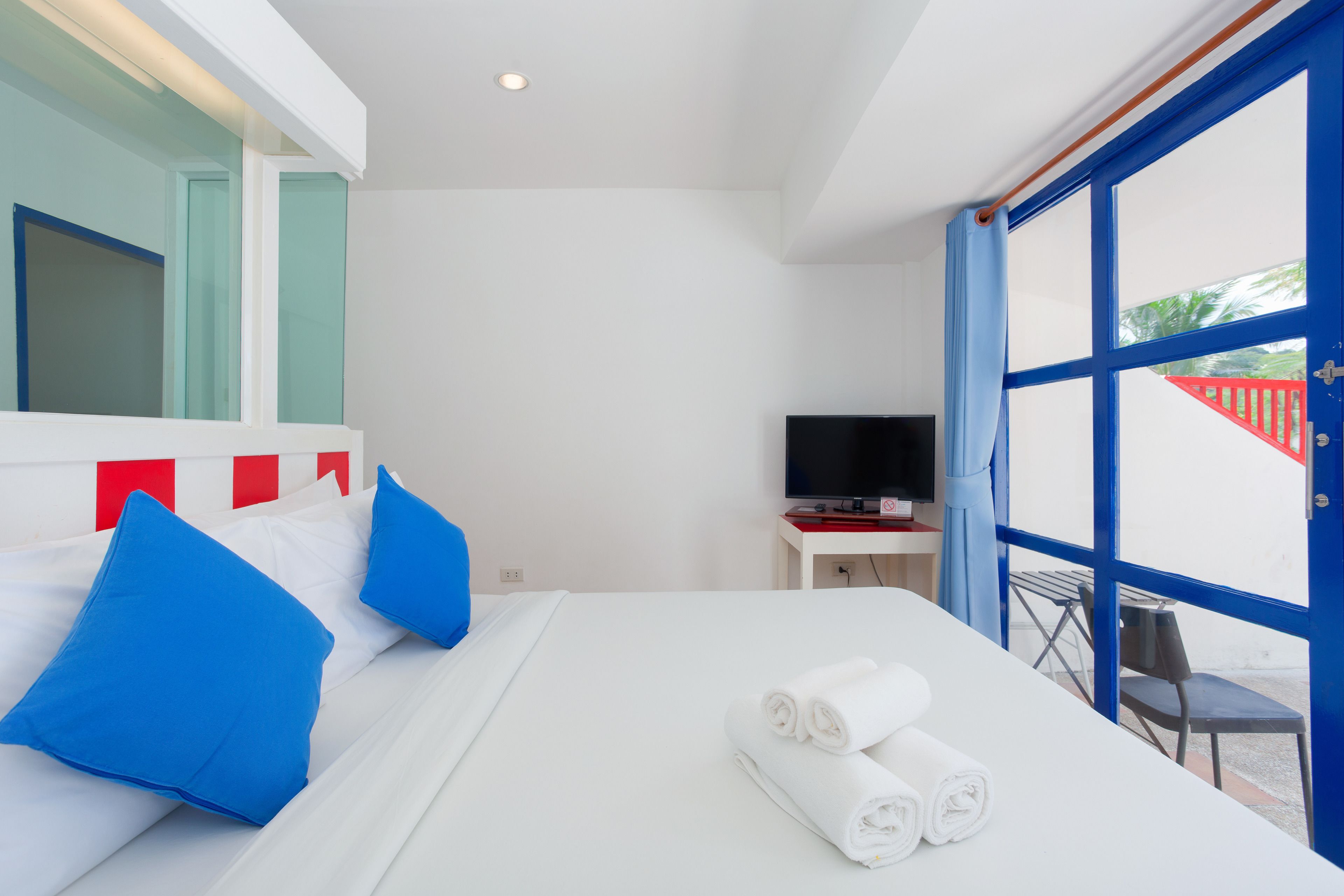 nautical deluxe | rollaway beds