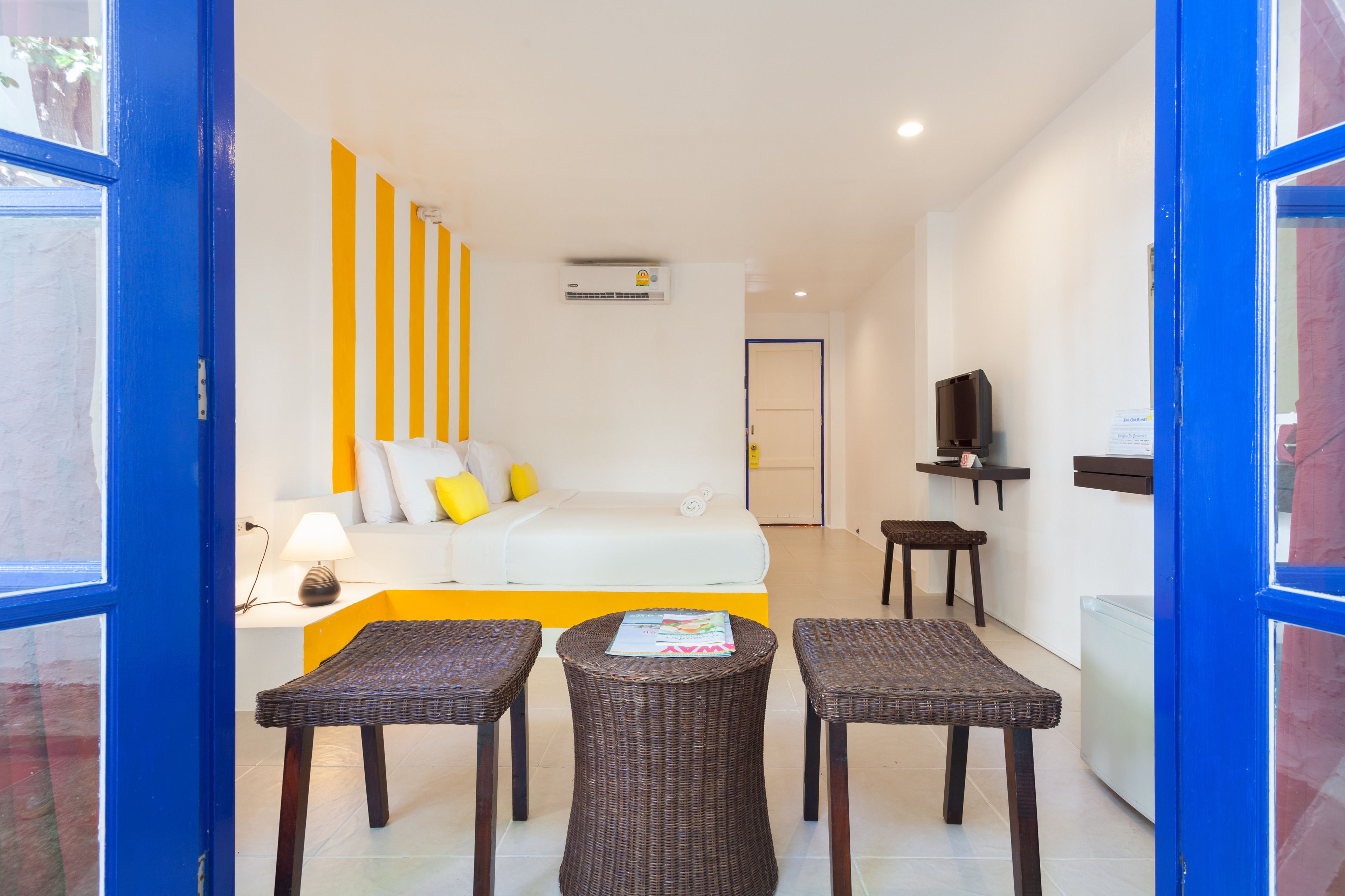 highaway deluxe  | living area | tv