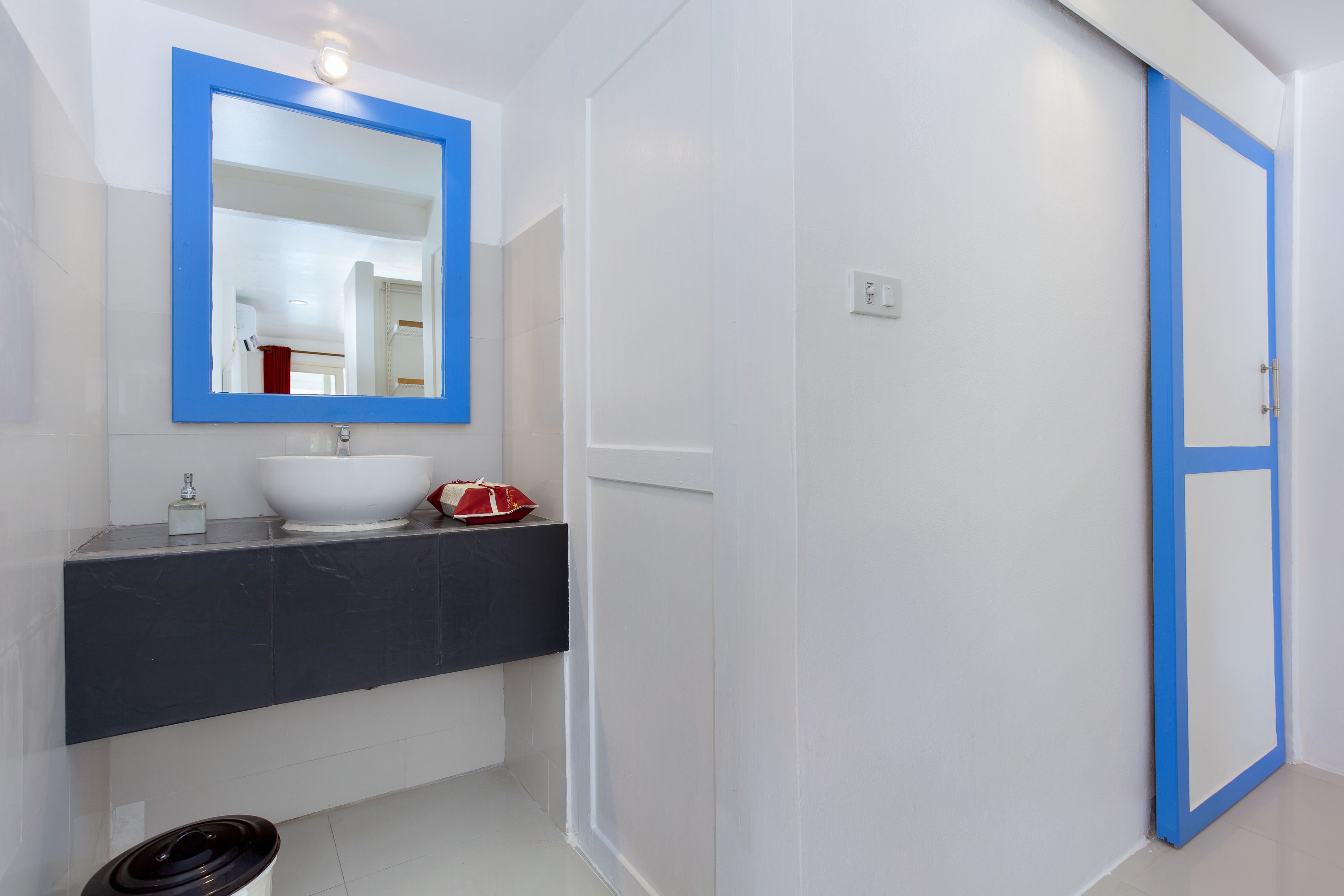 balcony deluxe | bathroom | shower, free toiletries, hair dryer, towels