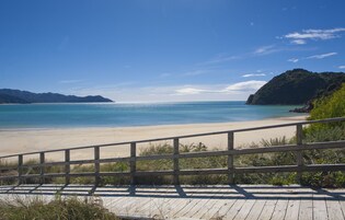 靠近海滩、划皮艇