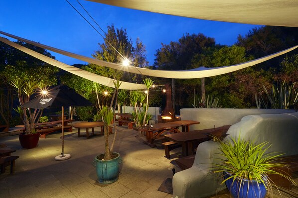 Déjeuner et dîner servis sur place, vue sur le jardin 