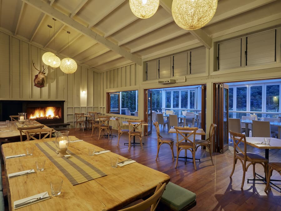 Lunsj og middag serveres, pizza, utsikt mot hagen