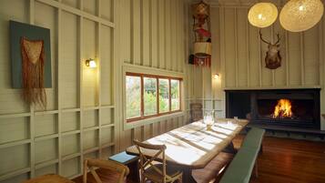 Lunch, dinner served; pizza, garden views