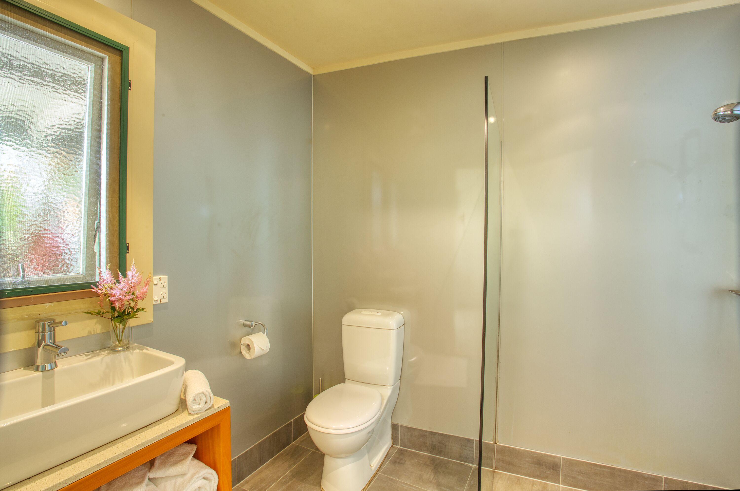 triple room | bathroom | shower, free toiletries, hair dryer, towels