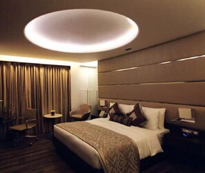 Premium bedding, down comforters, minibar, in-room safe - The Hotel Hindusthan International (Pune)