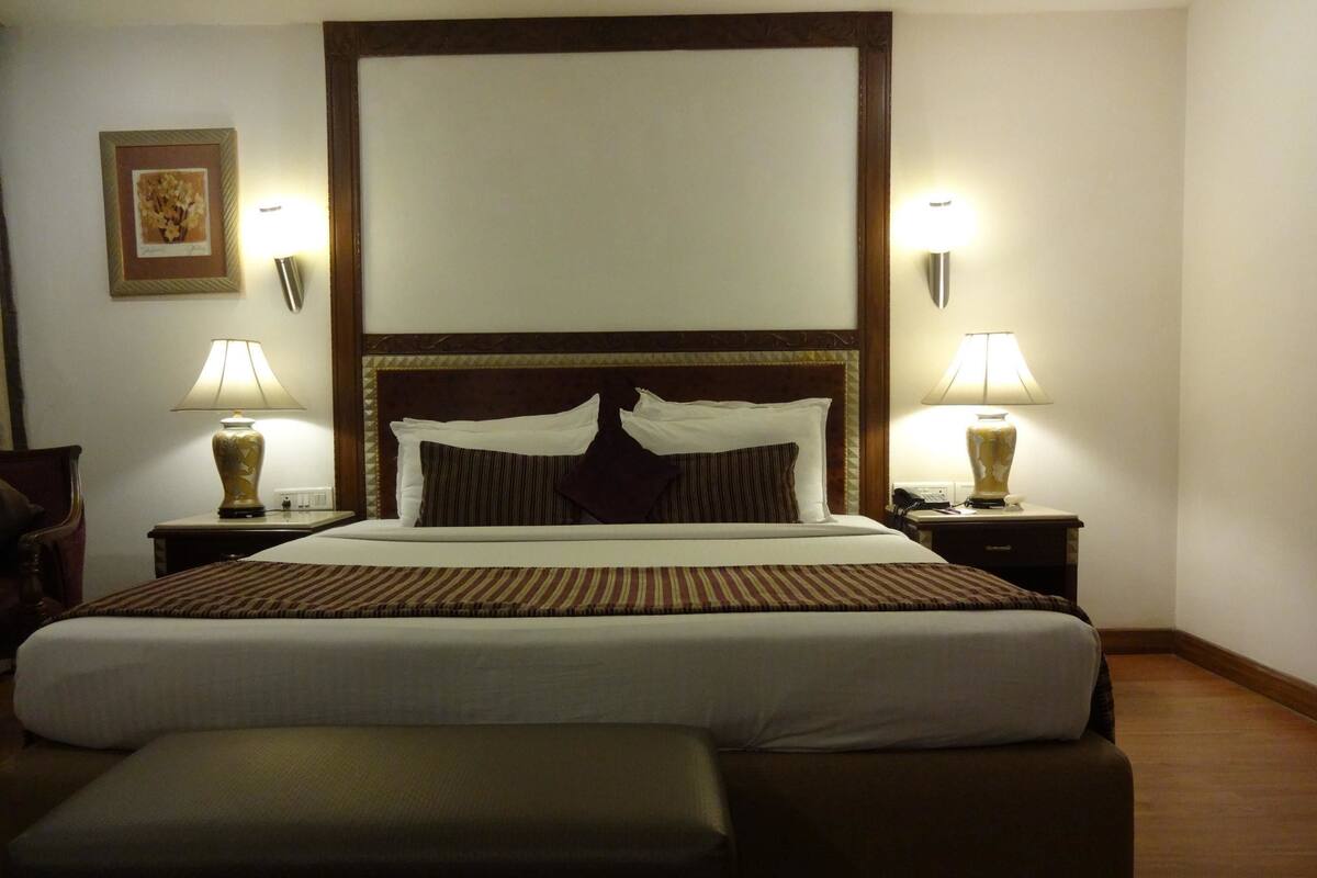 Phòng Premium | Bộ đồ giường cao cấp, chăn bông, minibar, két bảo mật tại phòng