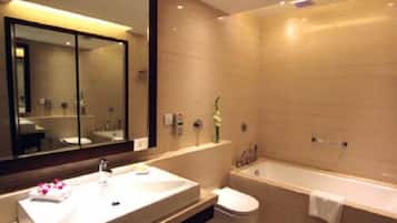 Separate bathtub and shower, deep-soaking bathtub, free toiletries